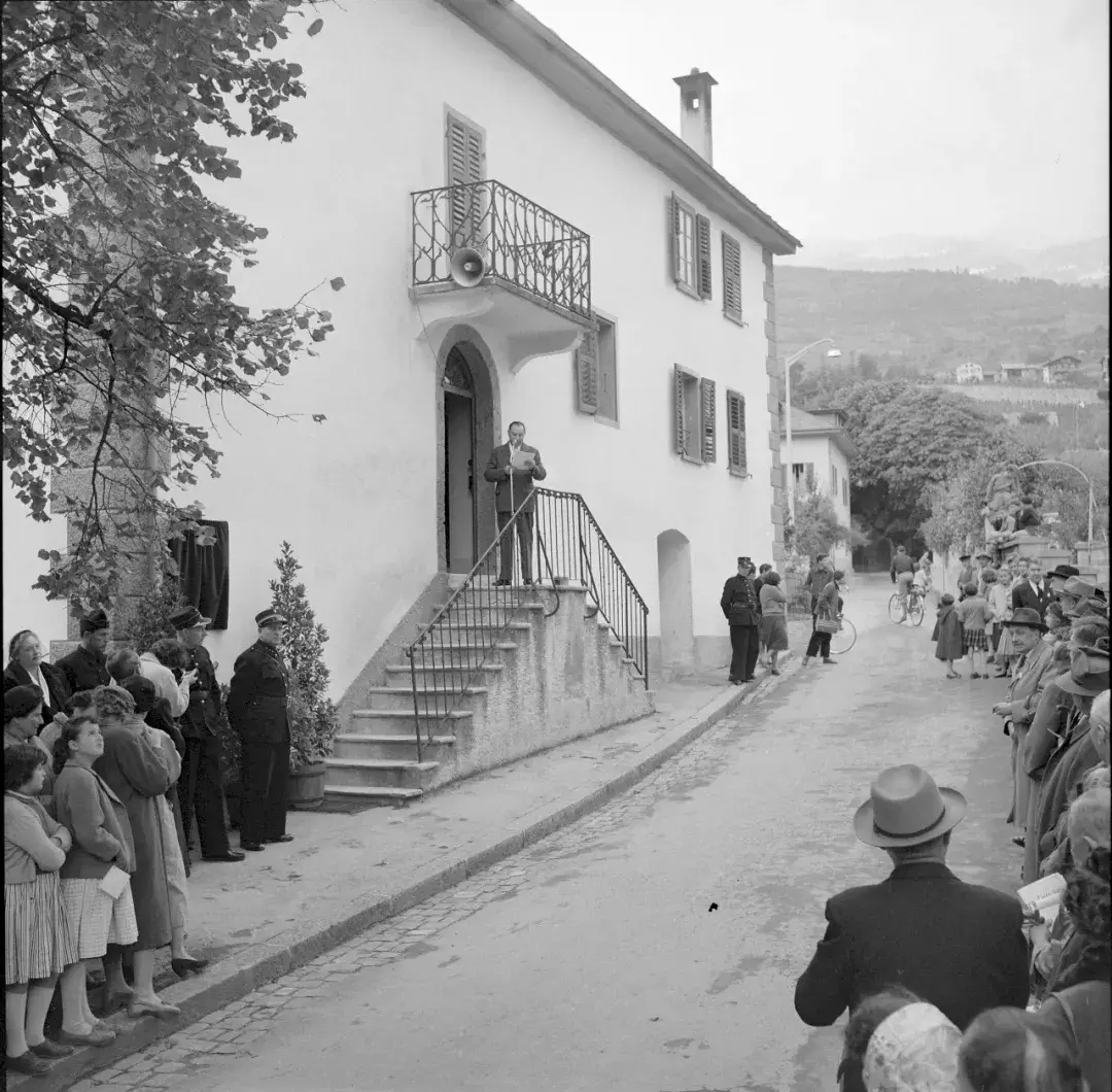 1956 年，瑞士瓦莱州谢尔，莱纳·马利亚·里尔克大街命名揭幕仪式现场，当地居民齐聚于此，参与这场纪念诗人的典礼。视觉中国供图