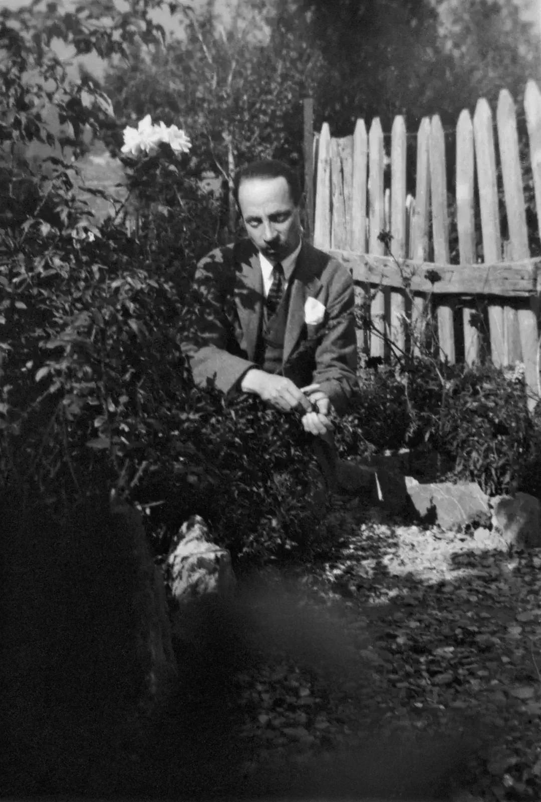 约1924年，里尔克在瑞士穆佐城堡的花园留影