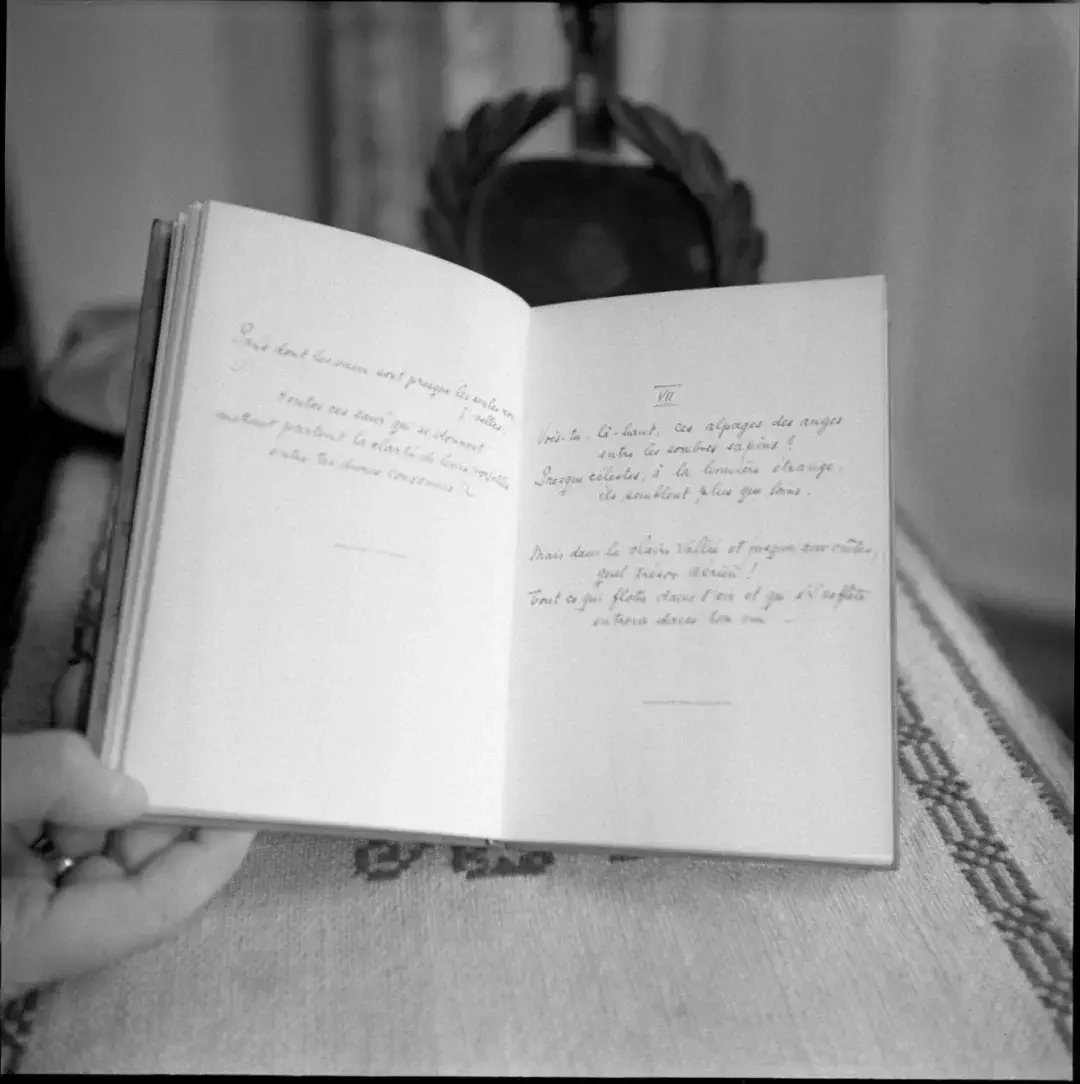 里尔克《瓦莱四行诗》手稿，旅居瓦莱期间所作，摄于 1956 年。高品图像供图